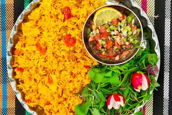 دمپختک گوجه بدون گوشت در کنار سالاد شیرازی و سبزی خوردن