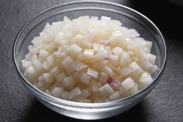 آماده‌سازی پیاز برای تهیه پاستا با ماست و پیاز 