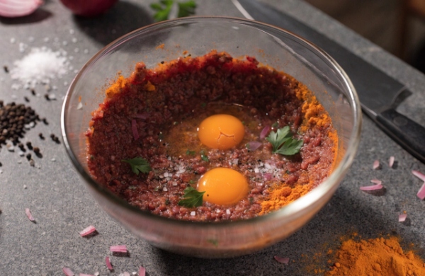 آماده سازی مواد کتلت گوشت با لپه