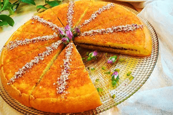 خاگینه مغزدار در ظرف سرو 