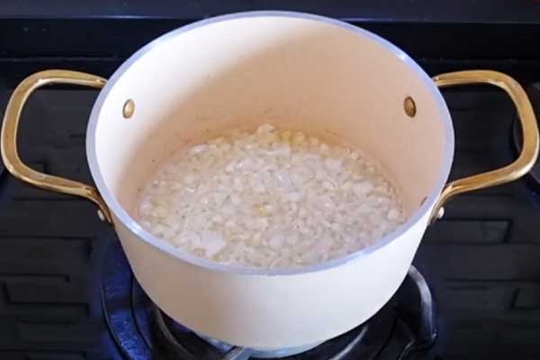 تفت دادن پیاز و سیر