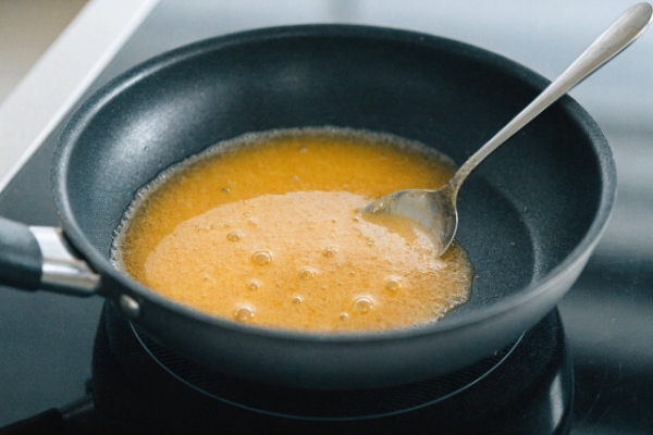 ذوب کره و آماده‌سازی شکر در تهیه دسر برفی