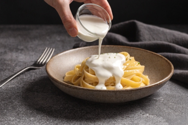 مخلوط کردن ماست و پاستا