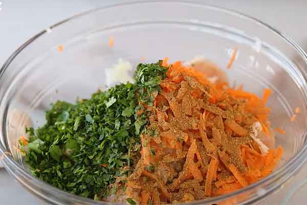 مخلوط کردن مواد کتلت مرغ