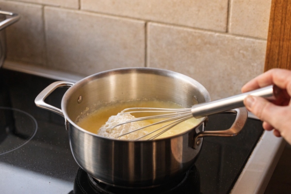 ترکیب کره و آرد برای تهیه پنیر چدار مایع