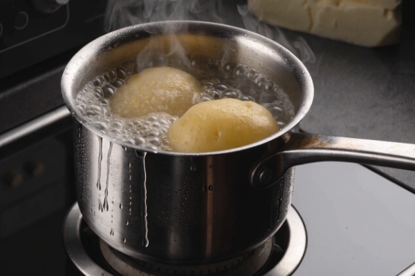 آمادهسازی سیب زمینی برای تهیه سیب زمینی با پنیر موزارلا