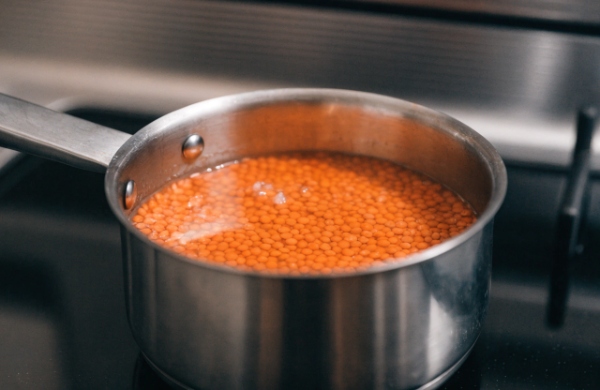 خیساندن لپه برای تهیه کتلت گوشت با لپه