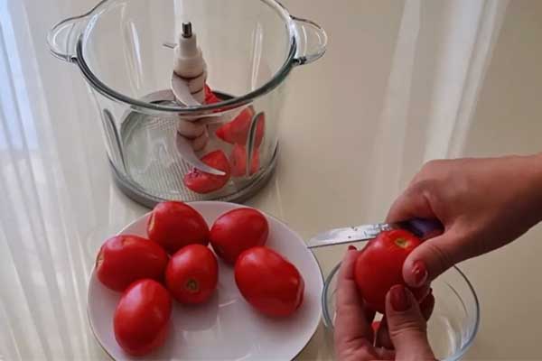 طرز تهیه دمپختک گوجه: پوره کردن گوجه‌فرنگی