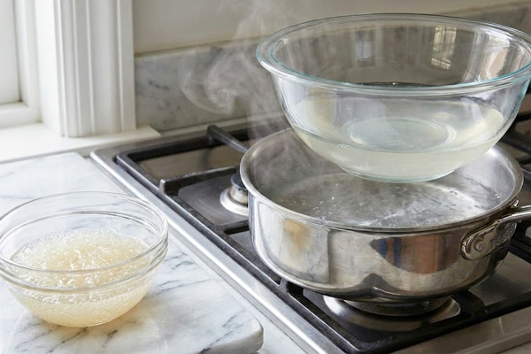 آماده کردن ژلاتین به‌روش بن‌ماری برای چیزکیک لیمویی