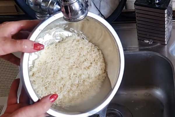 شستن و خیساندن برنج برای تهیه دمپختک گوجه