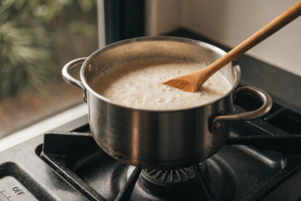 پخت فرنی با آرد برنج و شیر خشک روی گاز