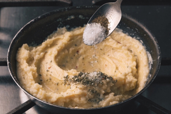 افزودن ادویهها و طعمدهندهها برای تهیه سیب زمینی با پنیر موزارلا