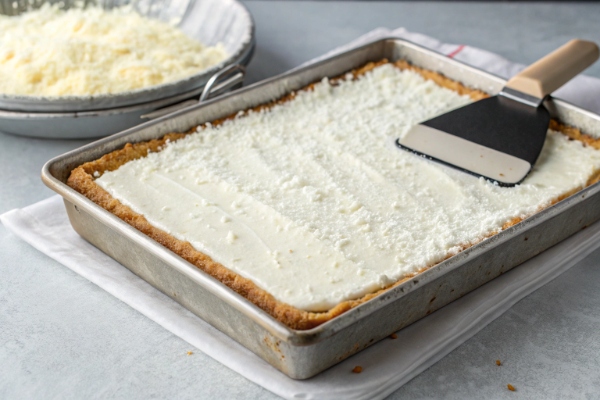 ریختن دسر برفی روی قالب