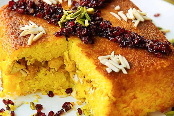ته چین مرغ با ماست با تزیین زرشک و خلال بادام