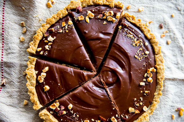 تارت نوتلا تزیین شده با فندق