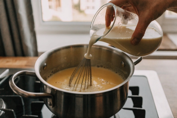 ترکیب زرده با شیر و خامه برای تهیه اگ ناگ