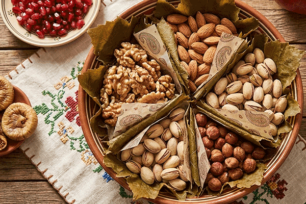 تزیین و تفکیک آجیل با برگ یا کاغذ روغنی