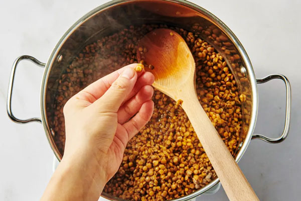 پخت عدس با آب برای حلیم بادمجان بدون گوشت