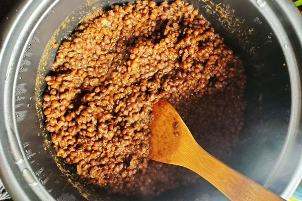 عدس پخته شده با آب برای تهیه حلیم بادمجان