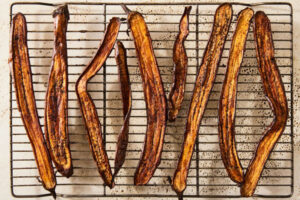 بادمجان سرخ شده برای تهیه حلیم بادمجان بدون گوشت