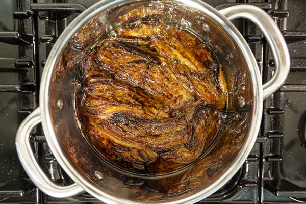 بادمجان سرخ شده در قابلمه برای حلیم بادمجان