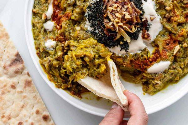 سرو حلیم بادمجان بدون گوشت با نان تازه 