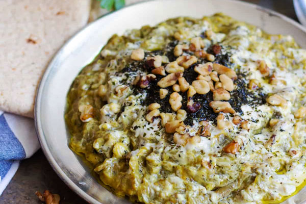 حلیم بادمجان با گوشت و تزیین گردو 