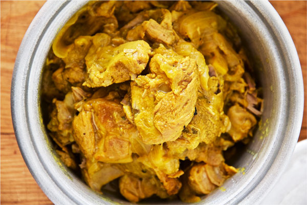 گوشت پخته شده حلیم بادمجان در قابلمه