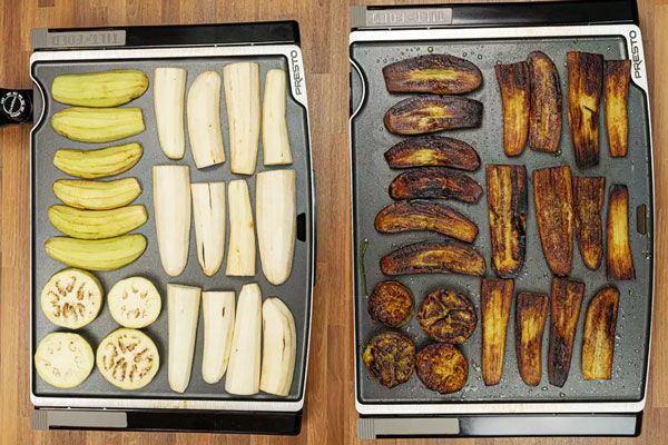 بادمجان خام و پخته در سینی فر برای تهیه حلیم بادمجان