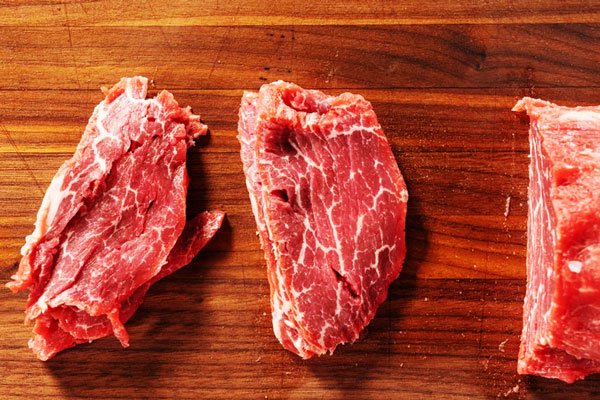 گوشت گوساله برش خورده 