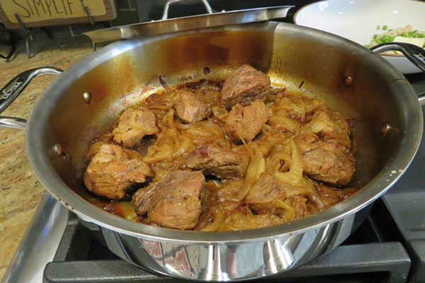 گوشت گوساله و پیاز خلالی در قابلمه برای تهیه چلوگوشت