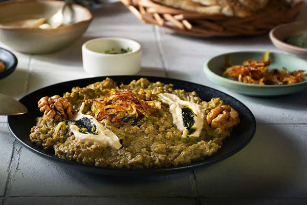 سرو حلیم بادمجان با پیاز داغ چیپسی