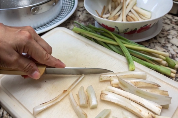 آماده‌سازی و شست‌وشوی کنگر برای تهیه کنگر ماست 