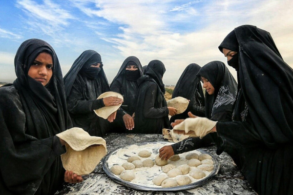زنان عربی در حال پخت نان