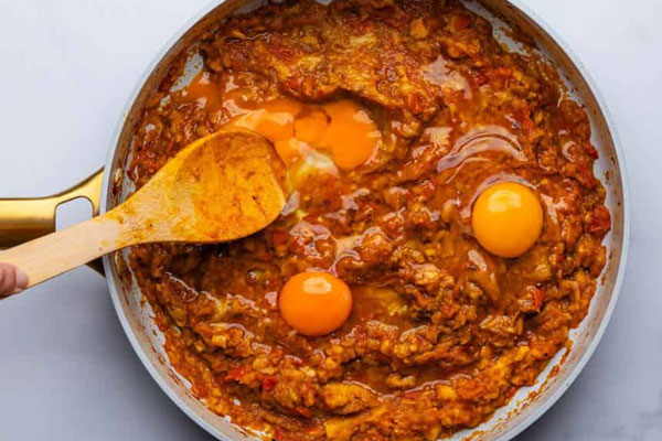 اضافه کردن تخم مرغ به میرزا قاسمی