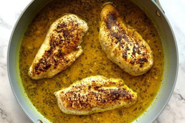 پخت مرغ با آب و ادویه برای اسفناج پلو 