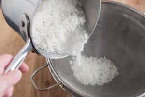 آبکش کردن برنج برای پخت اسفناج پلو