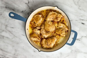 مرغ با ادویه در تابه برای تهیه اسفناج پلو