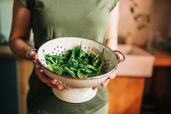اسفناج شسته شده برای پخت نرگسی 