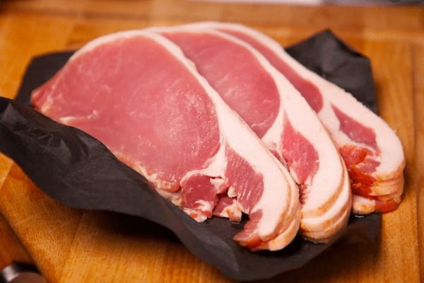 برش لایه لایه بیکن برای تهیه پاستا بیکن