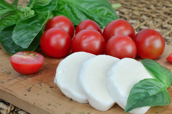 پنیر موزارلا در کنار گوجه گیلاسی