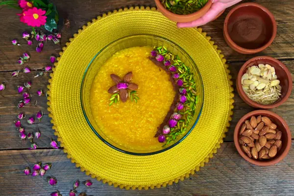 شله زرد ساده با تزئین گل و خلال پسته بادام