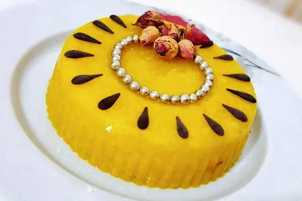 شله زرد قالبی ساده با تزئین گل 