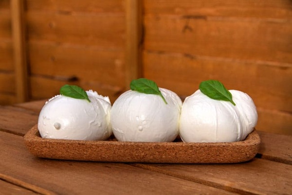 یک بشقاب موزارلای توپی