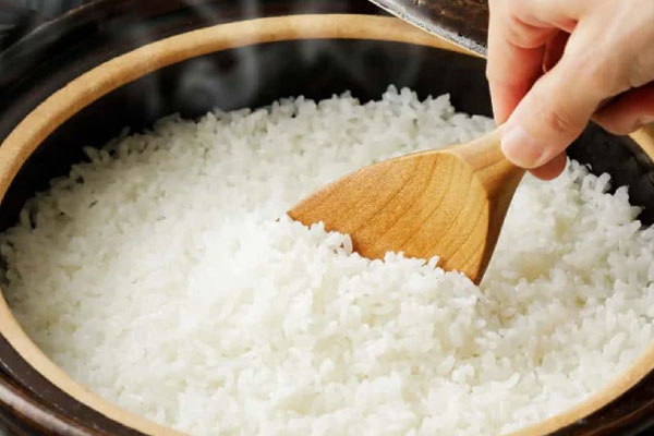 نیم پر کردن برنج برای شورماهی پلو 