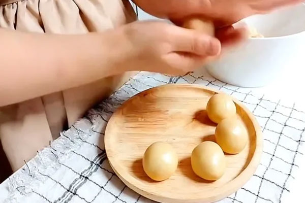 شکل دادن به شیرینی دیلایت زعفرانی با دست 