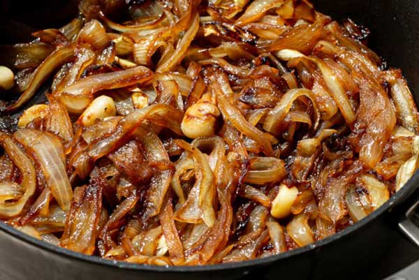تفت دادن سیر و پیاز برای کشک لبو