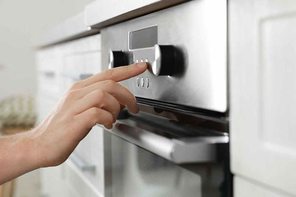 روشن کردن فر برای پخت شیرینی چرخی قزوین 