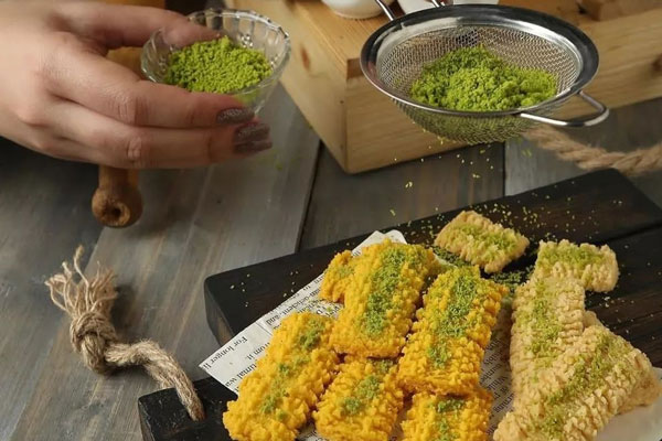 تزوین نان چرخی قزوین با پودر پسته 