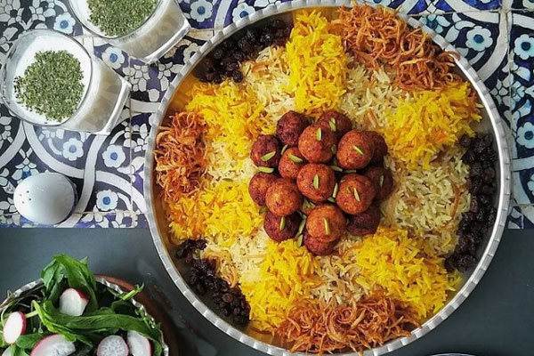 سرو رشته پلو تهرانی با سبزی خوردن و دوغ